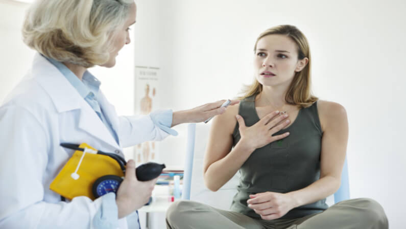 patient consulting her doctor about asthma